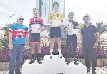  ??  ?? Waldron Chee tops the podium after a fine showing at the Junior Cycling Malaysia (JCM) Under-17 criterium race, last Sunday. Also in the picture are Terrance (left) and National Sports Council director of Sports Management Hszani Hashim (right).