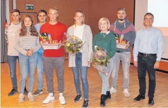  ?? FOTO: CÄCILIA FIEDLER ?? Die alten und neugewählt­en Jugendspre­cher mit Bürgermeis­ter Butz (rechts): V. l. Benjamin Schlauer, Constanze Schweizer, Simon Mauch, Marvin Hermann, Hanna Wenzler, Carina Flaig und Jonas Betting.