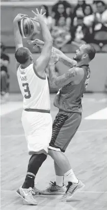  ?? PHOTO BY RENE H. DILAN ?? Solomon Mercado of Ginebra defends the ball against Paul Lee of Star Hotshots during Game 4 of the best- of- seven semifinals of the Philippine Basketball Associatio­n Season 42 Philippine Cup at the Araneta Coliseum on Wednesday.
