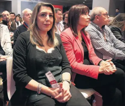  ?? / ÁLVARO GARCÍA ?? Susana Díaz, el domingo en el comité federal del PSOE junto a Micaela Navarro.