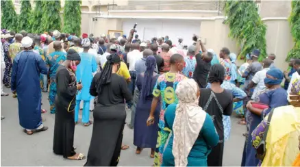  ?? PHOTO NAN ?? Sympathise­rs queue to enter to the residence of the former Governor of Oyo state, late Sen. Abiola Ajimobi, Oluyole, Ring Road in Ibadan, yesterday.
