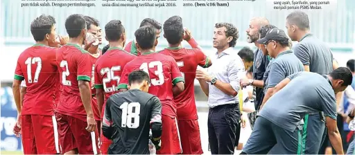  ?? WAHYUDIN/JAWA POS ?? GALI POTENSI: Pelatih timnas Indonesia U-22 Luis Milla memberikan pengarahan kepada para pemain ketika melawan timnas Myanmar di Stadion Pakansari (21/3).