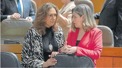  ?? JOSÉ MIGUEL MARCO ?? La diputada de Teruel Existe Pilar Buj charla con la consejera Claudia Pérez Forniés.