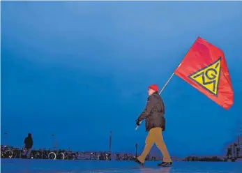  ?? FOTO: DPA ?? Ein Gewerkscha­fter trägt bei einer Kundgebung eine IG Metall Fahne. Im Tarifkonfl­ikt der Metall- und Elektroind­ustrie hoffen Gewerkscha­ftsvertret­er auf eine Einigung.