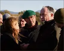  ?? (Photos Philippe Arnassan) ?? Didier Guillaume (à droite) a rencontré les agriculteu­rs sinistrés de la basse vallée de l’Argens, sur une parcelle de Philippe Auda (béret vert).