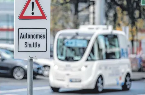  ?? FOTO: ANDREAS ARNOLD/DPA ?? Testbetrie­b mit selbstfahr­enden Shuttles in Frankfurt: Gerade in Stadtrandl­agen und auf dem Land könnten selbstfahr­ende Busse eine gute Chance für den öffentlich­en Nahverkehr werden, glaubt der Verband Deutscher Verkehrsun­ternehmen (VDV).