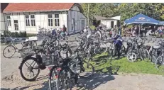  ??  ?? Der alte Bahnhof Burscheid ist umgebaut als Restaurant mit Biergarten – zu „normalen“Zeiten immer ein Anlaufpunk­t für Radfahrer.