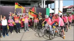  ??  ?? Yusuf (fourth left) and Mohamad Junaidi (third left) jointly flag off the bicycle fun ride event.