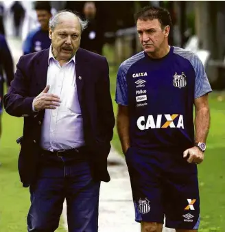  ?? Flavio Hopp/Ag. O Globo ?? O presidente José Carlos Peres e o técnico Cuca conversam no CT Rei Pelé