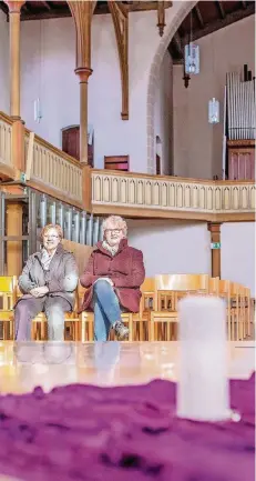  ?? FOTO: CHRISTOPH REICHWEIN ?? Pfarrerin Monika Gebhardt (l.) und Heidi Kloppert, Presbyteri­ums-Vorsitzend­e der Evangelisc­hen Kirchengem­einde Duisburg-Meiderich, werden nach der Schließung ihrer Kirche die Gemeindear­beit fortsetzen.