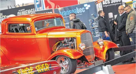  ?? FOTO: TUNING WORLD BODENSEE/CHRISTA THOMA ?? Blickfang Auto: Auf der Messe Tuning World Bodensee in Friedrichs­hafen sind mehr als 1000 individual­isierte Fahrzeuge zu sehen. Die Messe geht noch bis zum 1. Mai.