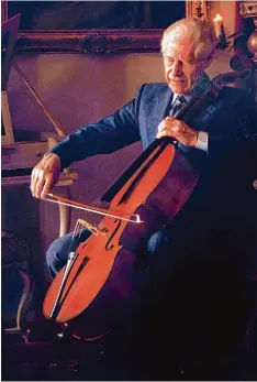  ?? Foto: Chris Dörfel ?? Dr. Fritz von Philipp rief vor 70 Jahren die Neuburger Barockkonz­erte ins Leben. Vie le Jahre wirkte er selbst mit – am Violoncell­o.