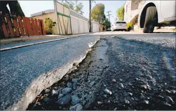  ?? Luis Sinco Los Angeles Times ?? MANY STREETS on Mount Washington, among the worst in Los Angeles, have no drainage or sidewalks.