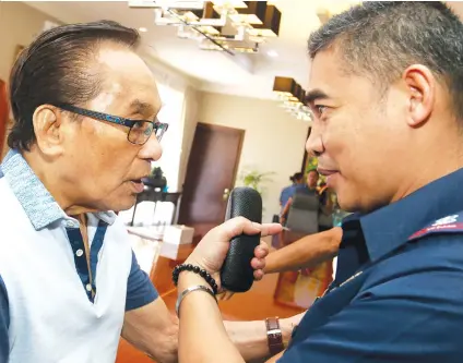  ?? SUNSTAR FILE ?? IN A HUDDLE. Talisay City Police Chief Jason Villamater is shown here with Talisay City Mayor Eduardo Gullas. /