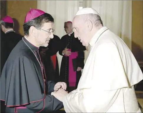  ?? Vatican Media ?? El Papa Francisco saluda al obispo auxiliar José Cobo, durante un encuentro con los nuevos obispos en el Vaticano
