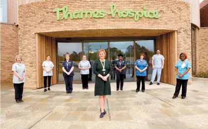  ??  ?? Chief executive Debbie Raven and Thames Hospice staff outside the new facility. Ref:133079-23
