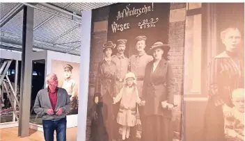  ??  ?? Helmut Langhoff vom LVR-Niederrhei­nmuseum Wesel ist froh und glücklich, die Sonderauss­tellung „Unsere Familie im Ersten Weltkrieg“aus 80 privaten Nachlässen von Duisburg bis Kleve endlich zeigen zu können.