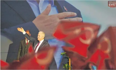  ?? FOTO: AFP ?? Der türkische Ministerpr­äsident Binali Yildirim spricht in Oberhausen vor mehr als 10 000 Anhängern.