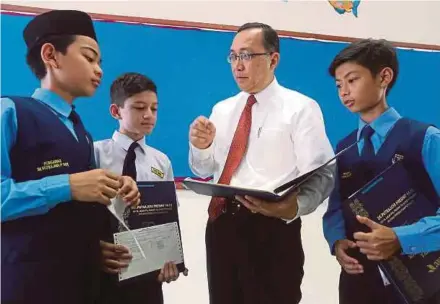  ?? PIC BY MOHD FADLI HAMZAH ?? Education director-general Datuk Dr Amin Senin (second from right) with pupils at SK Presint 14 (1) Putrajaya yesterday.