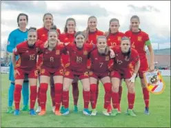  ??  ?? TROPIEZO. El once inicial que debutó en el Europeo ante Alemania.