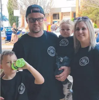  ?? Picture: Contribute­d ?? HELPING HAND: Toowoomba's Shaun McCarthy (left centre), with his wife Stacey and children Benji and Maxi.