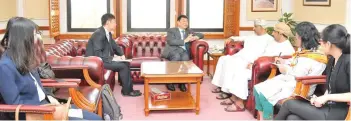  ?? — Picture by Huda al Bahriya ?? The Chinese guest and his delegation visited the OEPPA (Oman Establishm­ent for Press, Publicatio­n and Advertisin­g) and met with Saif al Mahrouqi Editor in Chief of Oman, and Abdullah al Shueili, Editor-in-Chief of Oman Daily Observer, on Sunday.