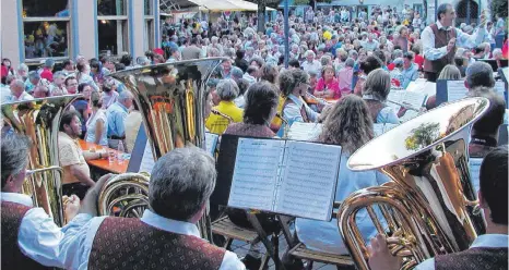  ?? FOTO: VEREIN ?? Bei gutem Wetter dürfte es auch diesmal beim Weinfest des JMS-Fördervere­ins an der Stadtmauer voll werden.