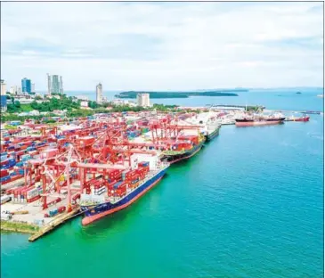  ?? STPM ?? A bird’s-eye view of container ships at Sihanoukvi­lle Autonomous Port (PAS).