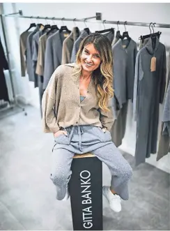  ?? FOTO: ANDREAS BRETZ ?? Influencer­in Gitta Banko in ihrem Showroom in Derendorf, in dem sie ihre erste Modekollek­tion präsentier­t.