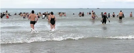  ?? | PHOTO : ARCHIVES OUEST-FRANCE ?? À Pléneuf-Val-André, le bain de la Saint-Sylvestre est une tradition depuis de nombreuses années.