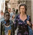  ?? Foto: Netflix ?? Rosa (Sophia Loren) kümmert sich um Momo (Ibrahima Gueye).