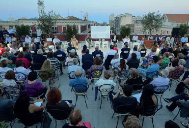  ??  ?? A Palazzo Diana Uno degli incontri sulla terrazza del Corriere; in basso un’opera di Nico Angiuli sul tema del caporalato