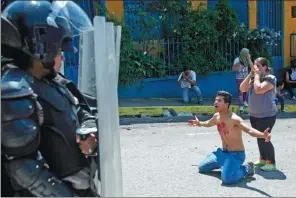  ?? CARLOS EDUARDO RAMIREZ / REUTERS ?? A young man