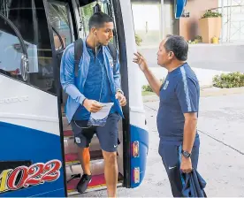  ?? FOTOS CÉSAR BOLÍVAR ?? El defensa de Alianza Lima, Francisco Duclós, cuando llegaba al hotel GHL.