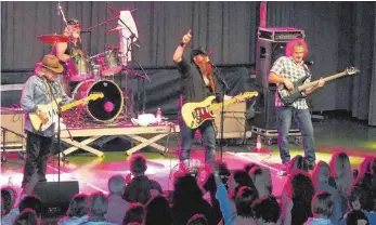  ?? FOTO: MANFRED WALDECK ?? Die Coverband Creedence Clearwater Revived spielte die Hits ihrer großen Vorbilder von CCR und wurden vom Publikum in der Mühlbachha­lle in Schemmerho­fen gefeiert.
