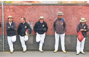  ??  ?? Die Carreiros warten in Monte auf Fahrgäste und somit auf ihren nächsten Einsatz.