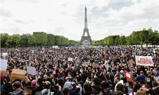  ?? Geoffroy van der Hasselt /AFP ?? Milhares de franceses se reúnem no Champ de Mars, em frente à torre Eifell, para protestar contra a violência policial contra negros