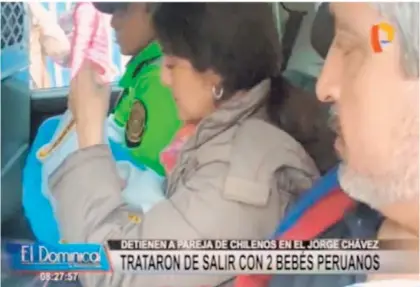  ?? REPRODUCCI­ÓN DE VIDEO PUBLICADO POR ‘LA TERCERA’ DE CHILE ?? Las autoridade­s migratoria­s de Perú le impidieron la salida a la pareja el 25 de agosto, cuando, con los mellizos recién nacidos en brazos, abordarían un vuelo a Chile .