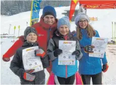  ?? FOTO: MICHAEL KÖHLER ?? Die Skirennläu­fer (vorn v. l.) Laurin Herr, Hannah Offenwange­r und Sophie Herr von der Skizunft Ehingen zeigten bei der Leki Race Challenge im Skigebiet Hochlitten gute Leistungen.