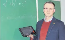  ?? FOTO: JUNGWIRTH ?? Nicht nur die Tafel: Künftig wird an der Berufliche­n Schule auch im Rahmen des Schulversu­chs „AV Dual“mit Tablets gearbeitet, wie Schulleite­r Matthias Kniese zeigt.