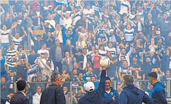  ?? (AP) ?? La pelota y él. A cada gesto que hacía Maradona, los simpatizan­tes de Gimnasia deliraban. Como en esta foto, que el entrenador tomó la pelota y sólo la mostró. Al fondo se ven los hinchas agitando los brazos y cantando por el “10”, que es una esperanza en el intento por zafar del descenso.