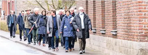  ?? RP-FOTO: J. KNAPPE ?? Ein Spaziergan­g an der Hauptstraß­e des Ortes: Vereine und die Stadtverwa­ltung Nettetal zeigten bei einem Rundgang der Bewertungs­kommission von „Unser Dorf hat Zukunft“die Mittelpunk­te des Leuther Dorflebens. Dazu gehört unter anderem die Kirche St....