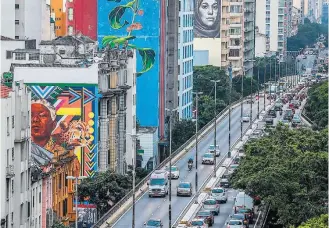  ?? TIAGO QUEIROZ/ESTADÃO - 21/2/2019 ?? Combinação. Painéis espalhados pelo centro da cidade unem arte de rua com propaganda