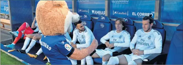  ??  ?? BANQUILLO DE CHAMPIONS. La mascota del Alavés bromea con Modric y Bale (ambos reservados para el partido del martes en Dortmund). Mayoral, de testigo, sonríe.