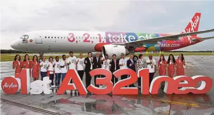  ?? BERNAMA PIC ?? Tourism, Arts and Culture Minister Datuk Mohamaddin Ketapi (eight from right), AirAsia group chief executive officer Tan Sri Tony Fernandes (ninth from right) and AirAsia’s senior management team and crew at the welcoming ceremony of A321neo in Sepang yesterday.