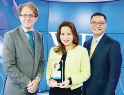  ??  ?? Standard Insurance Co., Inc. president and CEO John B. Echauz (right) and chairman Patricia Echauz-Chilip (center) received a plaque from World Finance magazine’s Paul Richardson after the non-life insurance company was named Best General Insurance...