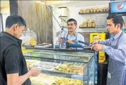  ?? DEEPAK SANSTA/HT ?? Kaithu jail inmates working at a book café at Taka Bench on The Ridge in Shimla on Monday.