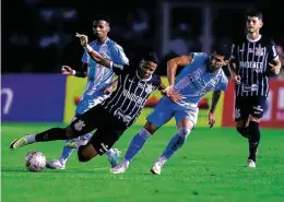  ?? Carlos ( Movimento e Foco ) ?? Tubarão teve seis estreias contra o Corinthian­s e desempenho agradou o técnico Emerson Ávila