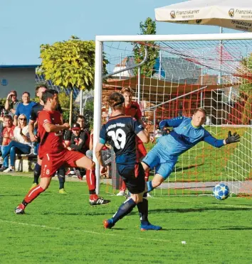  ?? Foto: Karl Aumiller ?? Für Höchstädts Keeper Matthias Huber gibt es hier nichts mehr zu halten: Michael Bihler (Nummer 19) schießt zum 3:0-Zwischenst­and beim Derby in Kicklingen ein – die Vorentsche­idung.