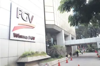  ?? ?? FGV, which is currently operating at 70 per cent workforce, expects the first batch of the 7,000 foreign workers that it plans to hire to arrive by the end-1Q22 due to stricter Covid-19 compliance.